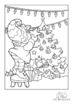 Ausmalbild Elfenoma schmückt den Weihnachtsbaum
